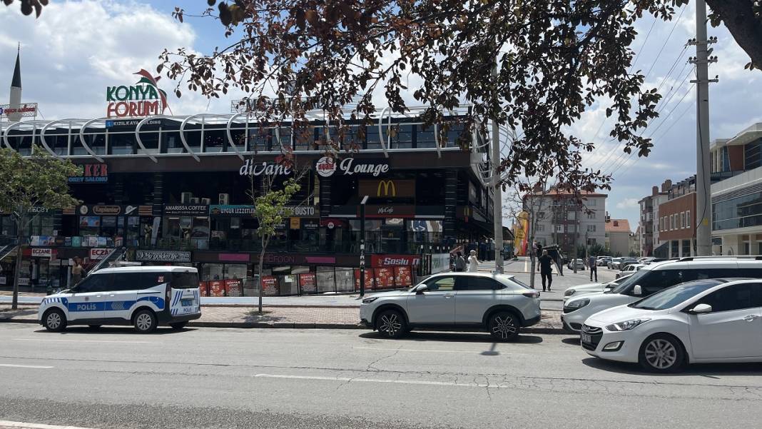 Konya'da bir kişi kafe kurşunladı! Aracını bile bırakıp kaçtı 1